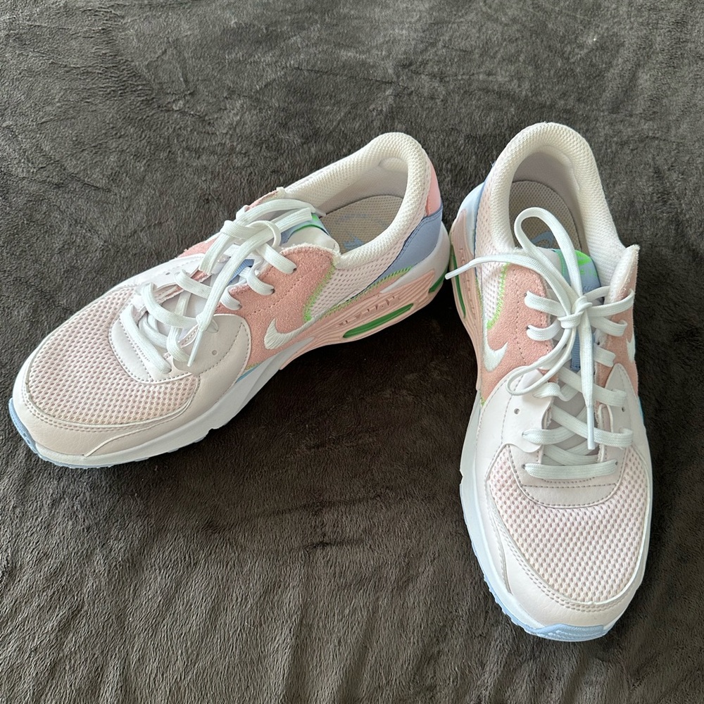 Ladies Nike air sneakers